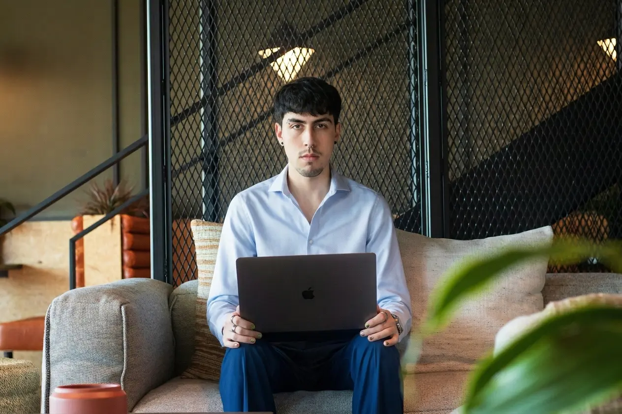 Profesional buscando empleo con Open to Work en LinkedIn