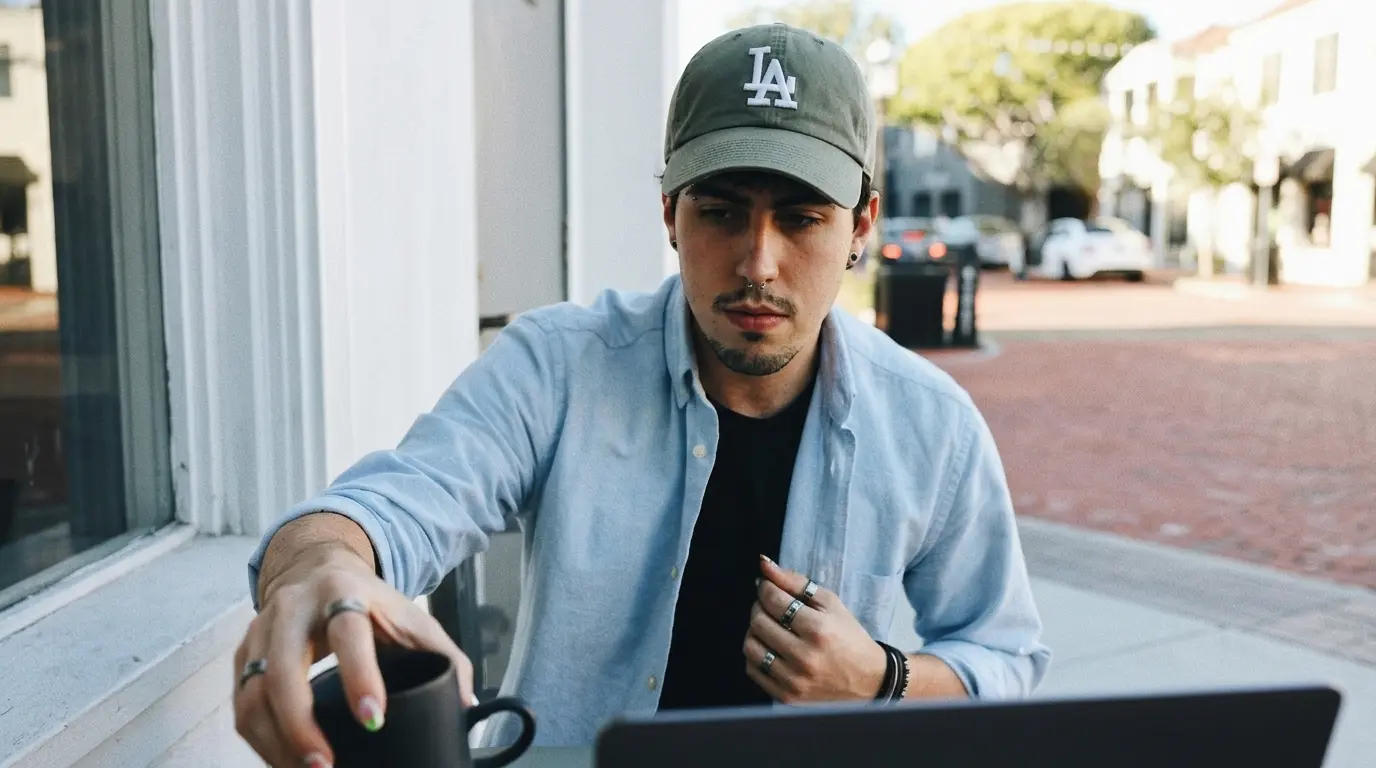 Programador ajustando su foto de perfil de LinkedIn en el portátil