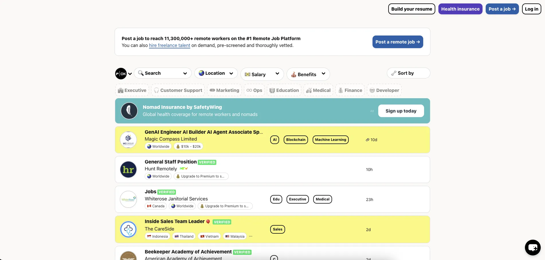 Programador trabajando en remoto con ofertas de empleo en dólares en la pantalla